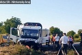 Hrozivo vyzerajúca nehoda pri Nitre: Zrážka kamióna s vlakom si vyžiadala zranených!