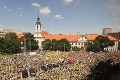 Veľký protest učiteľov je v plnom prúde: V bratislavských uliciach sú tisícky pracovníkov školstva!