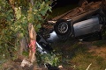 V okrese Partizánske sa auto prevrátilo na strechu: Vodič je vážne zranený