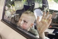 Prichádzajú extrémne horúčavy, polícia upozorňuje: Čo sa deje s telom dieťaťa, keď ho zabudnete v aute?