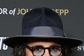Johnny Depp má po drsnom súde s exmanželkou opäť dôvod na úsmev: Neuveríte, koho zbalil!