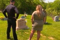 Rodina dala na náhrobný kameň otca zakódovaný odkaz: Vedenie cintorína je zhrozené, to naozaj?!
