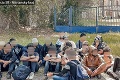 Policajti z Komárna preverovali dodávku: Povyskakovali z nej migranti a rozbehli sa do lesa!