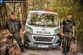 Policajti z Komárna preverovali dodávku: Povyskakovali z nej migranti a rozbehli sa do lesa!