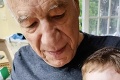 83-ročný otecko si uvedomuje, že neuvidí synčeka vyrastať: Úprimná spoveď! Dojme vás, čo pre neho robí