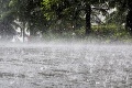 Voda má zaliať prvé obce: Bude to silné, varujú meteorológovia