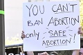 Potraty rozdeľujú USA: Väčšina Američanov si želá zachovanie práva na interrupcie