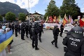 Pred summitom G7 sa zišli demonštranti: Polícia zadržala dve osoby