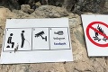 Ozaj sú toho turisti na Slovensku schopní? Vtipné výstražné tabuľky pre humusákov: Pri tej z Ďurkovej onemiete!