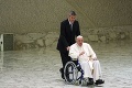 Stal sa zázrak? Pápež už nepotrebuje invalidný vozík: Som opäť schopný chodiť! Video ako dôkaz