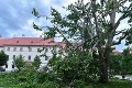 Našich českých susedov trápia búrky: Pozrite sa, akú spúšť za sebou zanechali! Lietali strechy