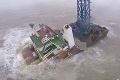 Mrazivé zábery! Loď sa počas tropickej búrky prelomila na dve časti, desiatky ľudí sú nezvestných