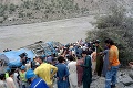 V Pakistane sa autobus zrútil do rokliny: Z miesta nehody hlásia desiatky obetí