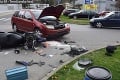 Desivo vyzerajúca nehoda v Považskej Bystrici: Auto nedalo prednosť motocyklistovi, ten skončil s vážnymi zraneniami