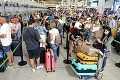 Chaos na letiskách v Európe: Na čo máte nárok, ak nemôžete letieť?