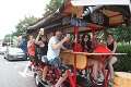 Kontroverzný bar na kolesách teší turistov a znervózňuje vodičov: Beer Bike v uliciach hlavého mesta!