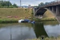 Hrozivá nehoda kamióna: Prerazil zvodidlá a letel z mosta! Skončil vo vode