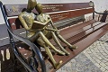 V Banskej Štiavnici si milenci na lavičkách opäť čítajú Marínu: Takto vyzerajú po novom