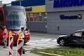 Vodiči, pozor! V Bratislave sa zrazila električka s osobným vozidlom, na mieste je záchranka