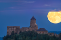 Slovensko zase bodovalo: Fotka Mesiaca nad Ľubovnianskym hradom mala úspech v NASA! To musíte vidieť