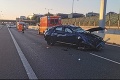Kuriózna nehoda v hlavnom meste: Vodič prerazil bariéru a preletel na diaľnicu! Dvaja ľudia skončili v nemocnici