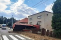Hrozivá nehoda na východe Slovenska! Nákladné auto skončilo v rodinnom dome
