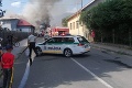 Na východe Slovenska začal horieť traktor, chytila sa aj strecha domu: Požiar spôsobil veľkú škodu