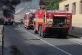 Na východe Slovenska začal horieť traktor, chytila sa aj strecha domu: Požiar spôsobil veľkú škodu