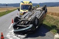 Škaredá nehoda na ceste za Prešovom: Auto sa prevrátilo na strechu!