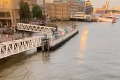 Mladíci si našli nezvyčajnú zábavku: Riskantný skok z populárneho mosta v Londýne!