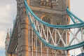 Mladíci si našli nezvyčajnú zábavku: Riskantný skok z populárneho mosta v Londýne!