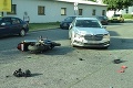 Za zlomok sekundy došlo k nešťastiu: V Bratislave sa zrazilo auto s motorkou