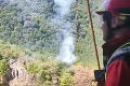 Hasiči bojujú s požiarom lesa na východe Slovenska: Nasadiť museli aj vrtuľníky