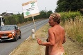 Nevšedný protest Britky: Proti prerastenému kroviu bojuje nahá! Z nápisu na transparente odpadnete