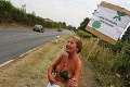 Nevšedný protest Britky: Proti prerastenému kroviu bojuje nahá! Z nápisu na transparente odpadnete