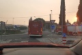 Posádka slovenských hasičov dorazila do Slovinska: Bojovať budú s mohutným požiarom