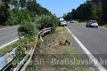 Na diaľnici D2 došlo k vážnej dopravnej nehode: Auto narazilo do zvodidiel na oboch stranách diaľnice!