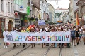 V uliciach Bratislavy bojovali aj politici: Pride podporili silné ženy, na antipochode sa našli aj fašisti