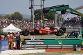 Obrovská chyba Leclerca v pozícii lídra: Po hodinách náraz do bariéry, triumfoval Verstappen