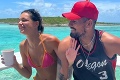 Nick Kyrgios si užíva na Bahamách so sexi priateľkou: Kŕmia žraloky a leguány!