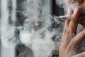 Muž fajčil na balkóne a na záver neuhasil cigaretu: Čistá skaza, čo nasledovalo!