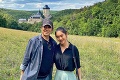 Majster bojových umení Jet Li v Česku: Fotka s dcérou pred hradom Karlštejn!