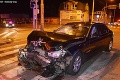Hrozivá nehoda dvoch áut v Košiciach: Jedno skončilo na streche, muž sa ťažko zranil