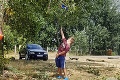 Chlapec s Downovým syndrómom baví nevšedným koníčkom okoloidúcich: Po Peťkovi (16) ostávajú čiapkové stromy!
