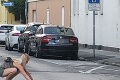 Dojímavá fotka z Bratislavy: Mamu so synčekom nešlo si nevšimnúť! Pozrite sa, čo robili na ceste