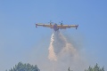 Desiatky chorvátskych hasičov bojujú s lesným požiarom na Hvare: Hlásia obeť