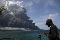 Ostrov bojuje s mohutným požiarom v skladisku paliva: Pátrajú po nezvestných