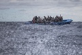 V Grécku sa potopil čln s migrantami: Desiatky ľudí sú stále vystavené napospas oceánu