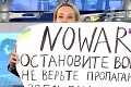 Najprv jej prehľadávali byt, teraz ju zadržali: Čo hrozí ruskej novinárke Ovsjannikovej?
