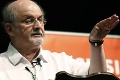 Vážne následky: Spisovateľ Salman Rushdie skončil po útoku na ventilátore, zrejme príde o časť tela